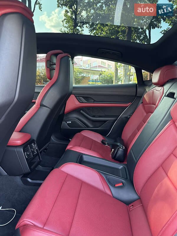 Седан Porsche Taycan 2022 в Киеве