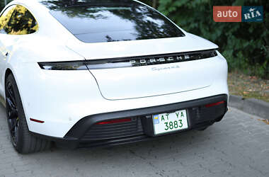 Седан Porsche Taycan 2021 в 