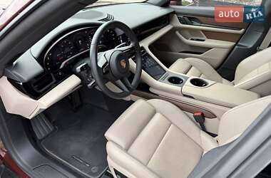 Седан Porsche Taycan 2023 в 