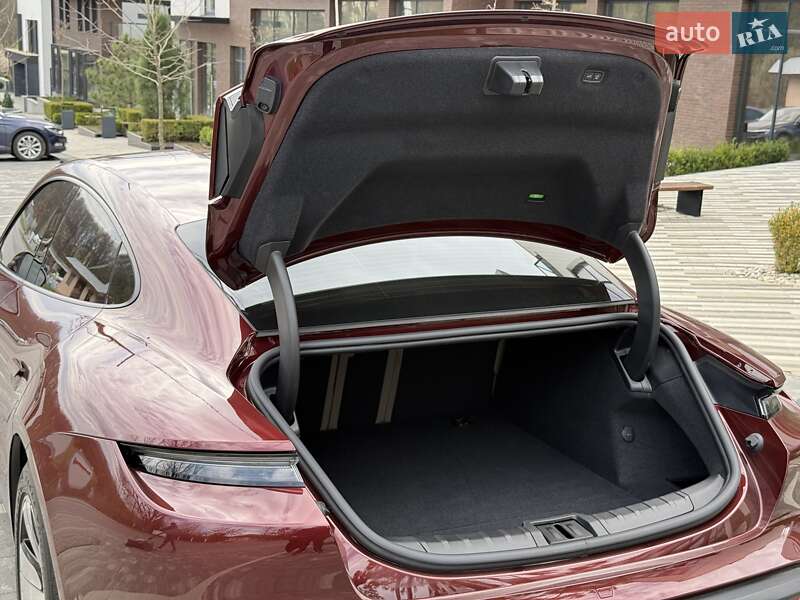 Седан Porsche Taycan 2023 в Ужгороде