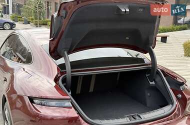 Седан Porsche Taycan 2023 в 
