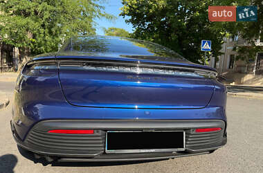 Седан Porsche Taycan 2023 в 