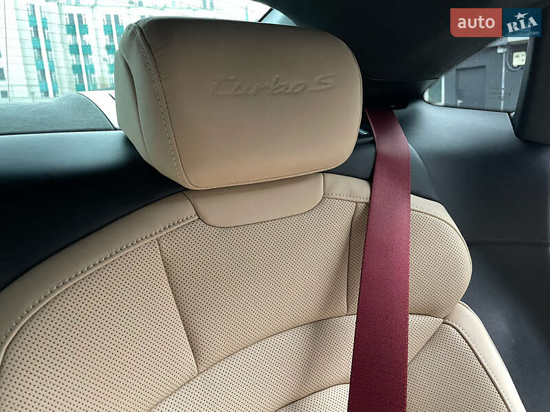 Седан Porsche Taycan 2020 в Киеве