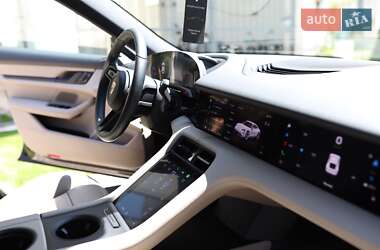 Седан Porsche Taycan 2023 в 
