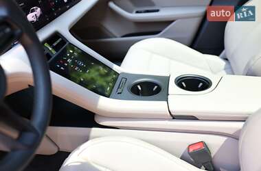 Седан Porsche Taycan 2023 в 