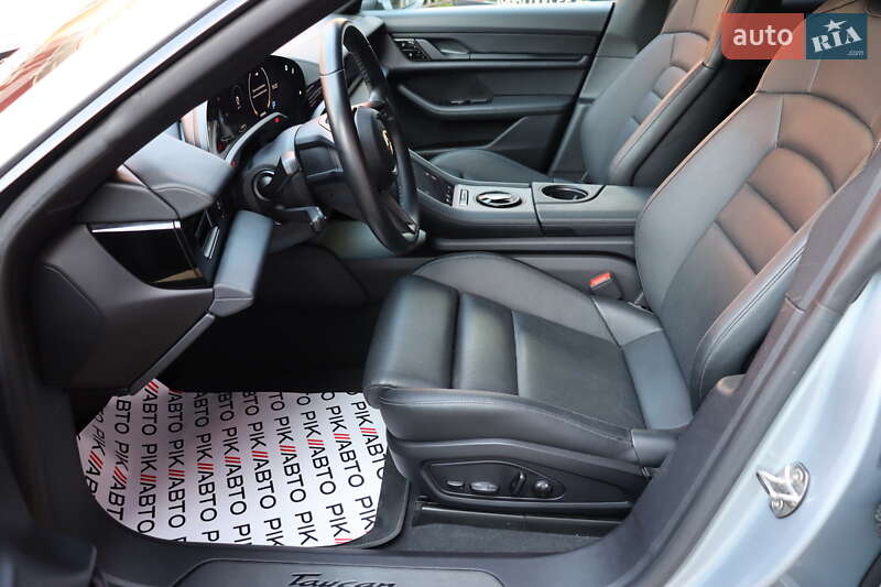 Седан Porsche Taycan 2021 в Львове