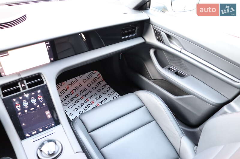 Седан Porsche Taycan 2021 в Львове