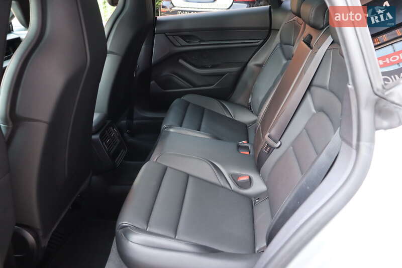 Седан Porsche Taycan 2021 в Львове