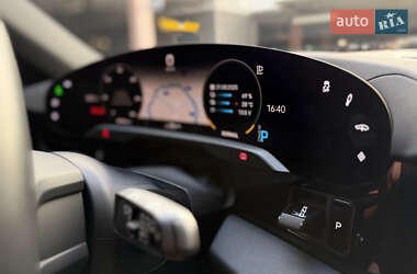Седан Porsche Taycan 2021 в 