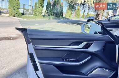 Седан Porsche Taycan 2020 в 