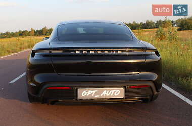 Седан Porsche Taycan 2021 в 