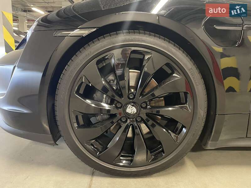 Седан Porsche Taycan 2023 в Киеве