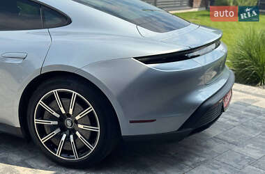 Седан Porsche Taycan 2021 в 