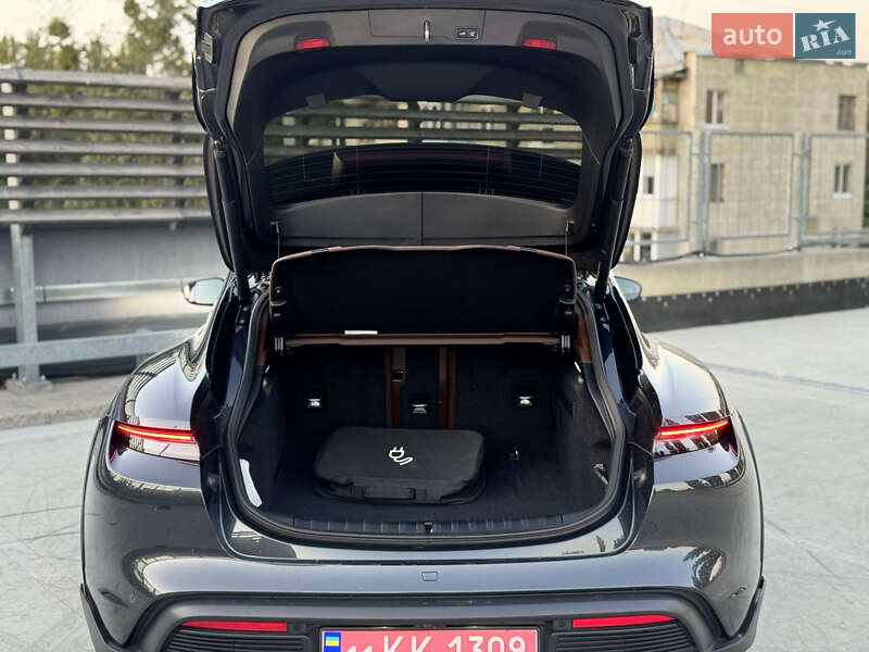 Седан Porsche Taycan 2022 в Киеве