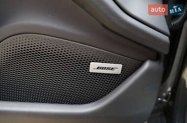 Седан Porsche Taycan 2020 в 