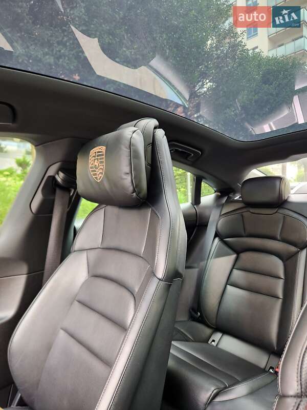 Седан Porsche Taycan 2020 в Киеве