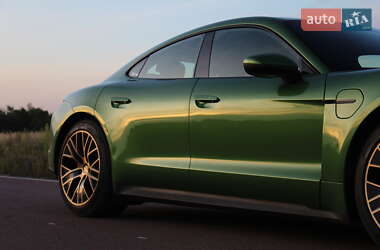 Седан Porsche Taycan 2020 в 