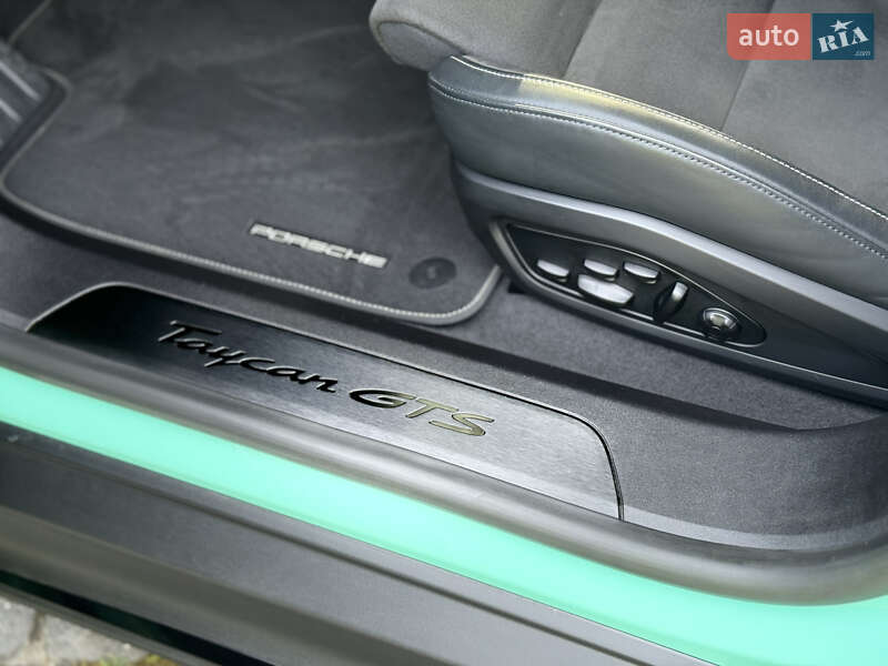 Седан Porsche Taycan 2023 в Львове