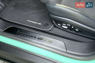 Седан Porsche Taycan 2023 в 