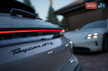 Седан Porsche Taycan 2022 в 