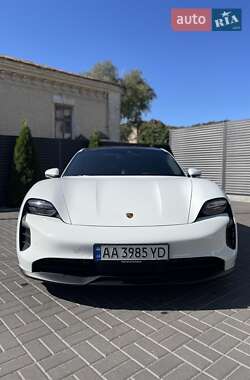 Седан Porsche Taycan 2023 в 
