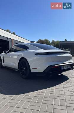 Седан Porsche Taycan 2023 в 
