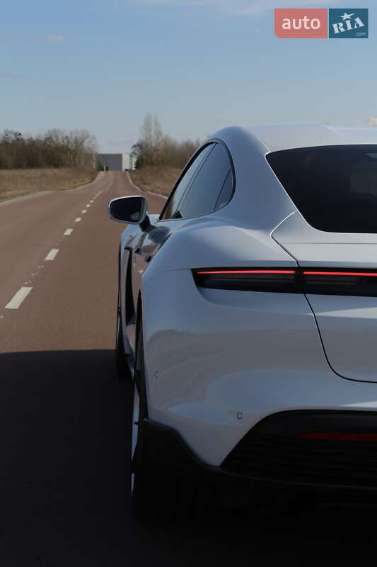 Седан Porsche Taycan 2020 в Києві