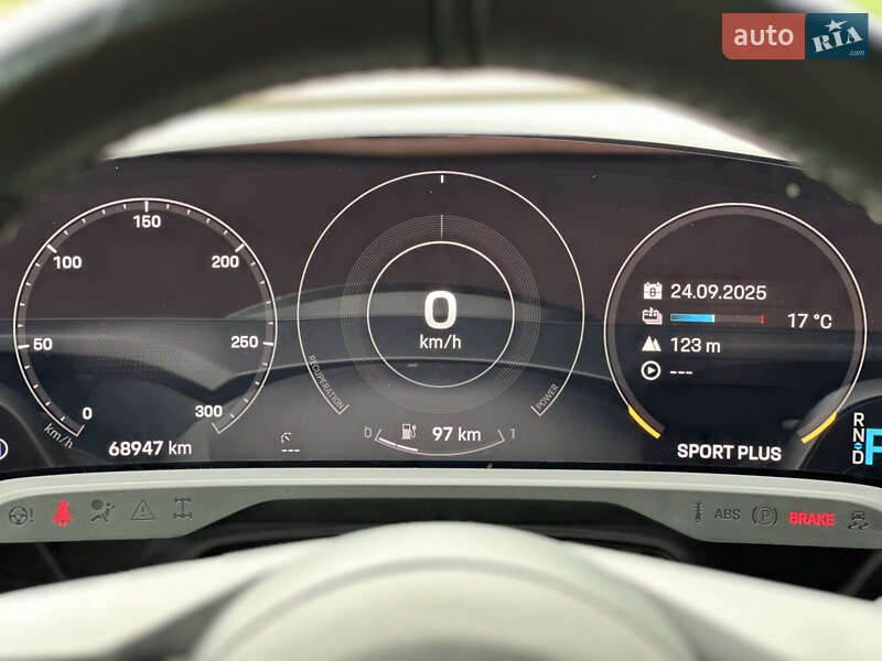 Седан Porsche Taycan 2021 в Києві