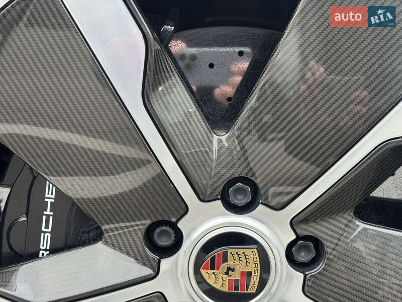 Седан Porsche Taycan 2020 в Києві