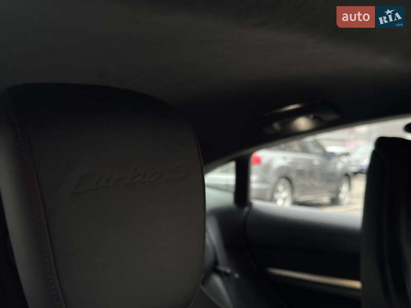 Седан Porsche Taycan 2020 в Києві