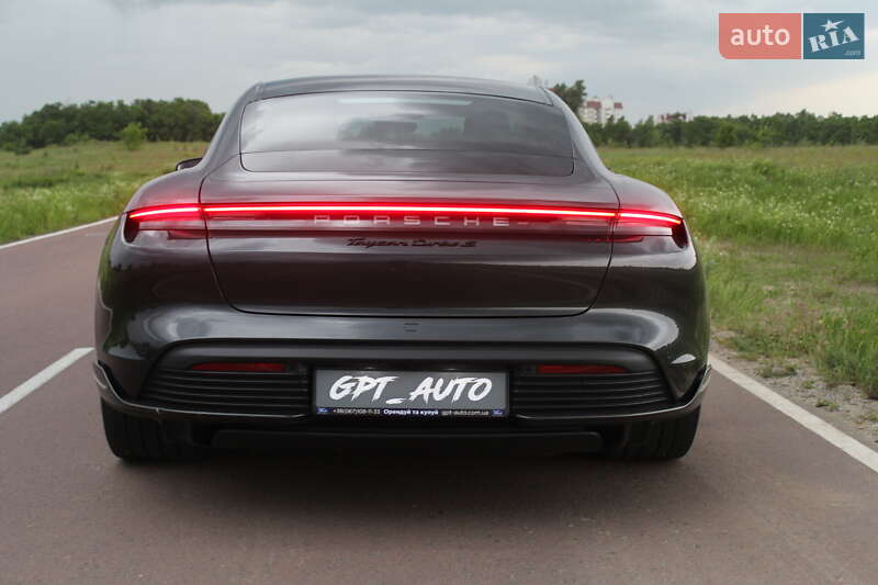 Седан Porsche Taycan 2020 в Києві