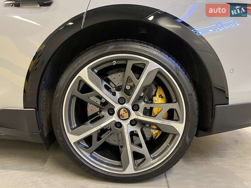 Седан Porsche Taycan 2023 в Киеве