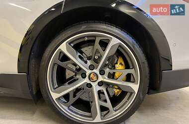 Седан Porsche Taycan 2023 в 