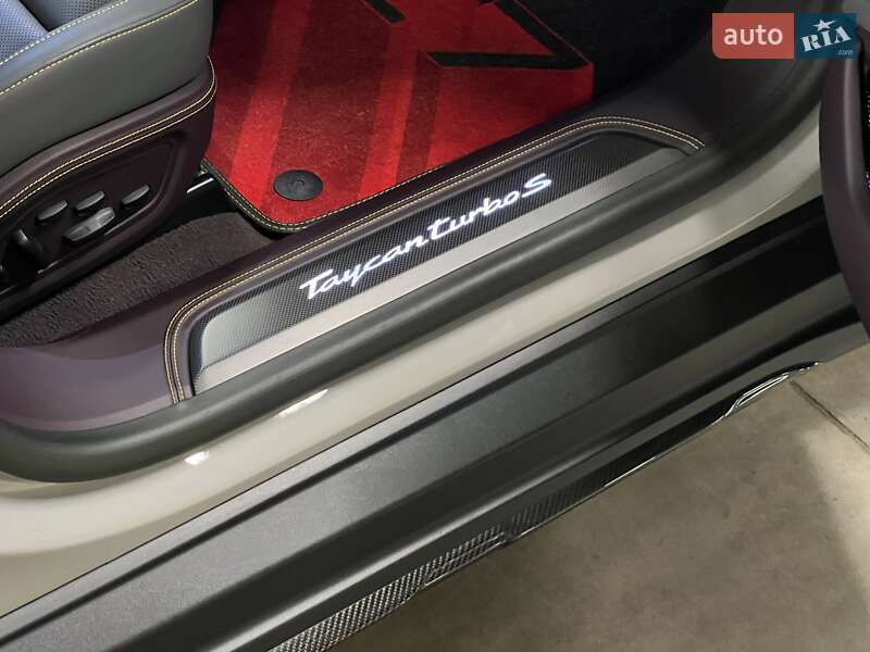 Седан Porsche Taycan 2023 в Киеве