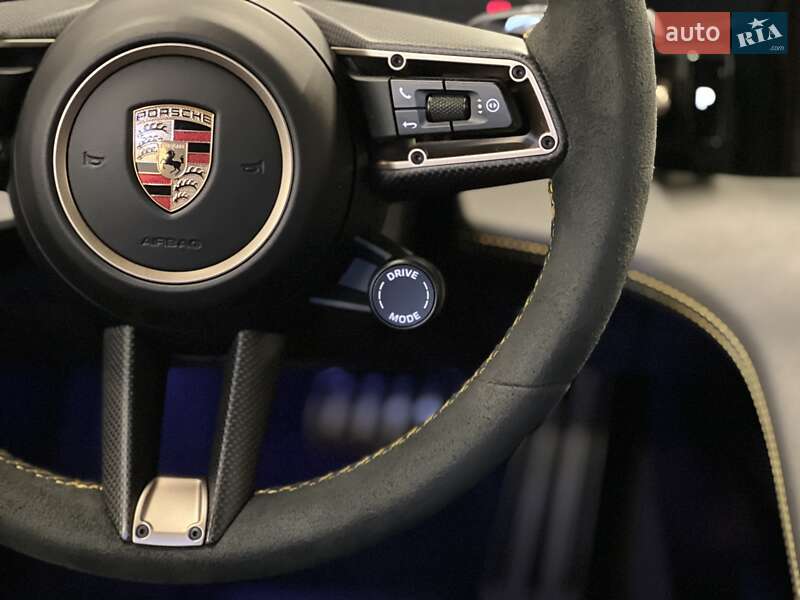 Седан Porsche Taycan 2023 в Киеве