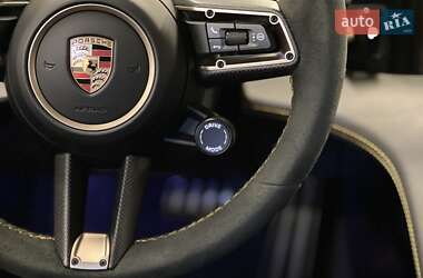 Седан Porsche Taycan 2023 в 