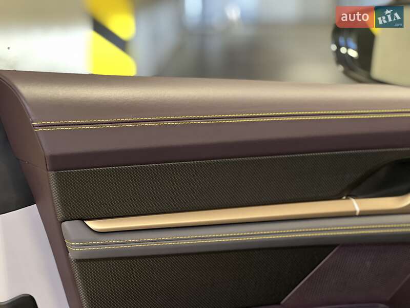 Седан Porsche Taycan 2023 в Киеве