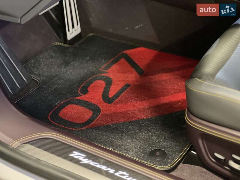 Седан Porsche Taycan 2023 в Киеве