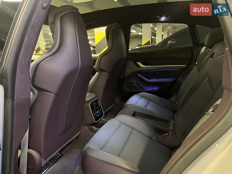 Седан Porsche Taycan 2023 в Киеве