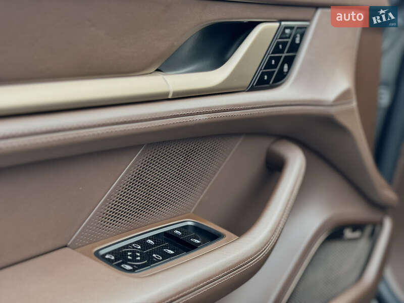 Седан Porsche Taycan 2020 в Києві