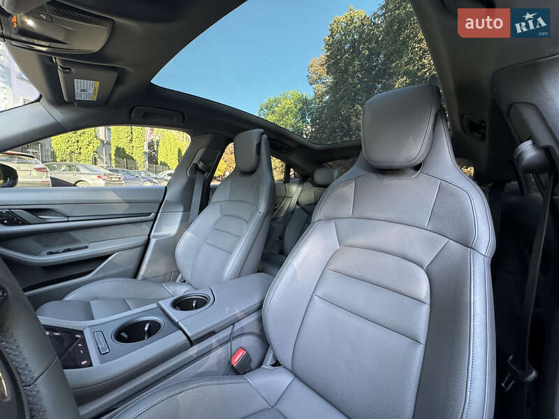 Седан Porsche Taycan 2020 в Киеве