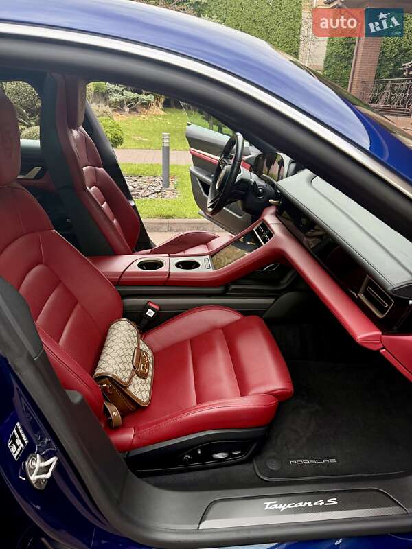 Седан Porsche Taycan 2020 в Ровно
