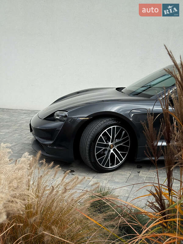 Седан Porsche Taycan 2022 в Луцке