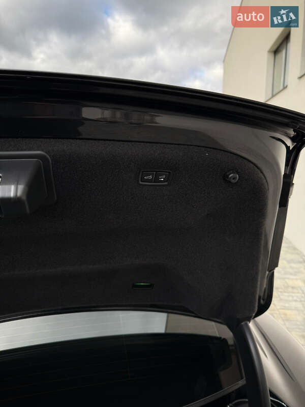 Седан Porsche Taycan 2022 в Луцке