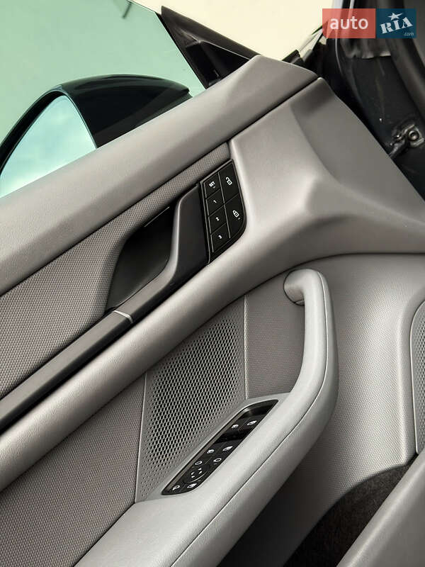 Седан Porsche Taycan 2022 в Луцке