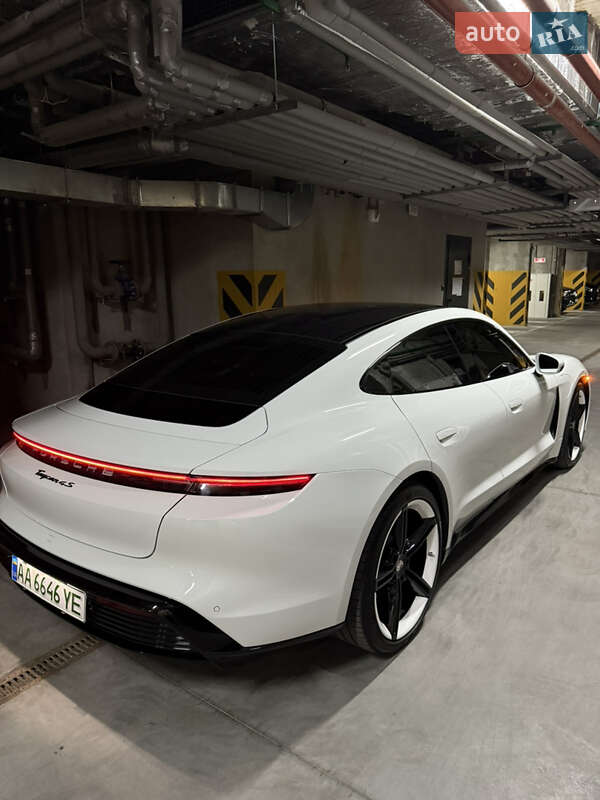 Седан Porsche Taycan 2020 в Киеве