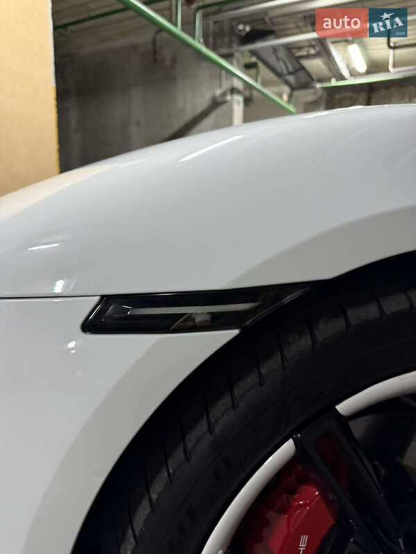 Седан Porsche Taycan 2020 в Киеве