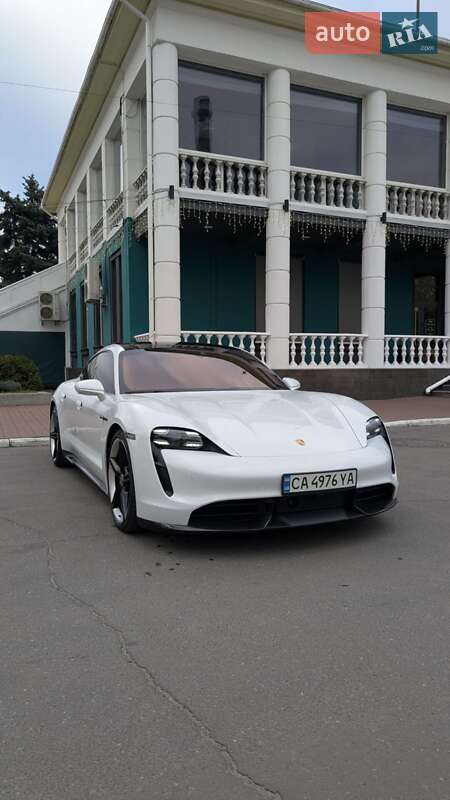Седан Porsche Taycan 2020 в Киеве