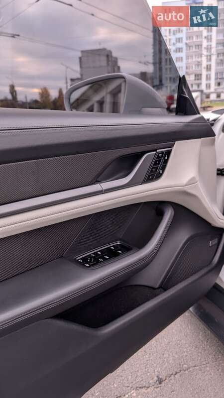 Седан Porsche Taycan 2020 в Киеве