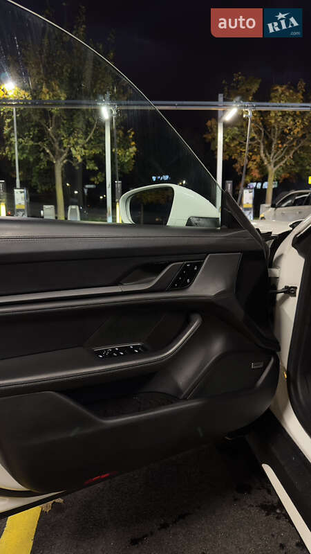 Седан Porsche Taycan 2020 в Ужгороде